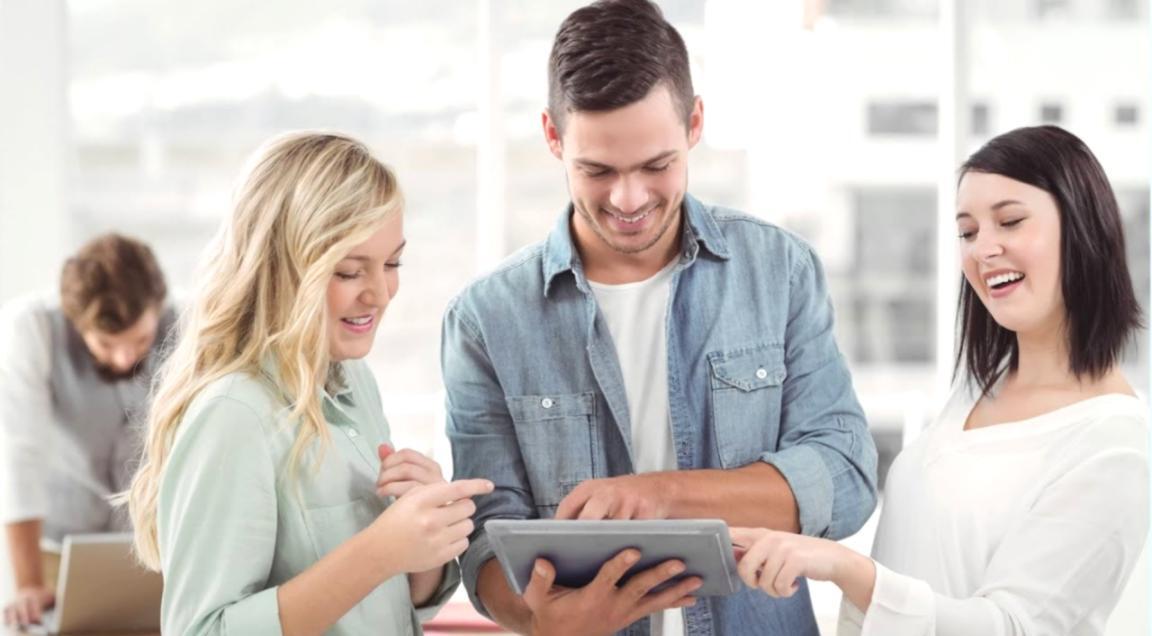 Teilnehmer bei der praktischen Arbeit mit Netzwerkdiagnose-Software im Schulungsraum